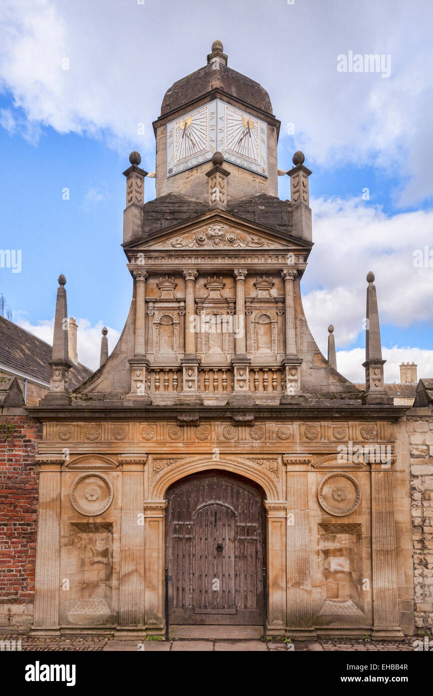 La gate di onore, Gonville e Caius College di Cambridge. Neolaureati di passare attraverso questa porta sulla strada per il senato... Foto Stock