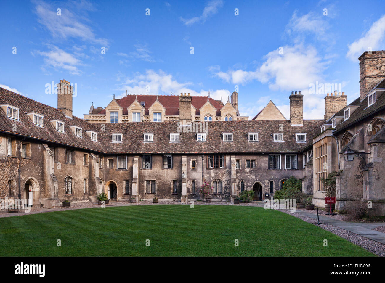 Antica Corte, il Corpus Christi College di Cambridge, risalente al 1350's. Il vecchio Laboratorio Cavendish è visibile dietro. Foto Stock