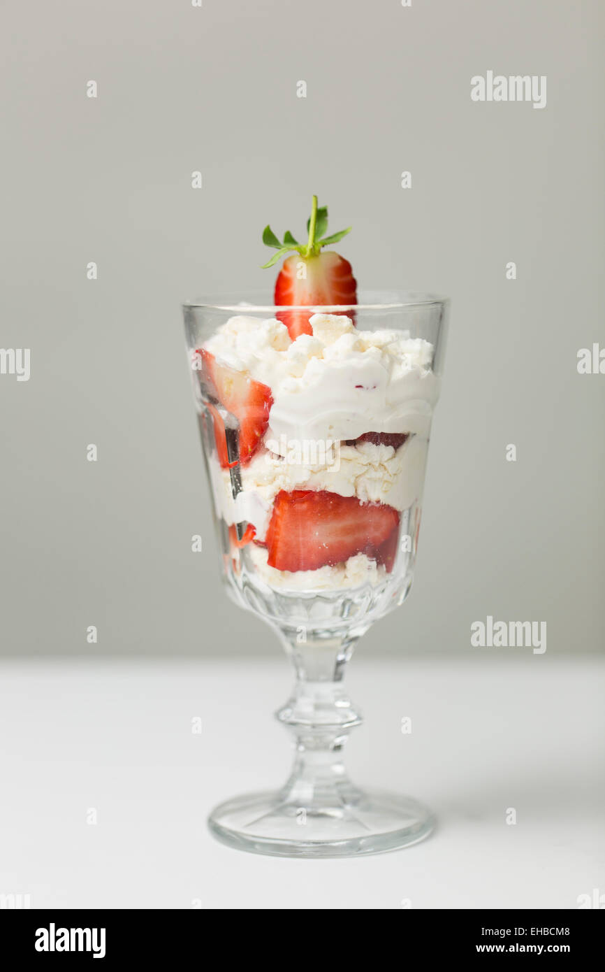 Serie a Eton Mess, un inglese tradizionale con il dessert di fragole, merengue e della crema di latte Foto Stock