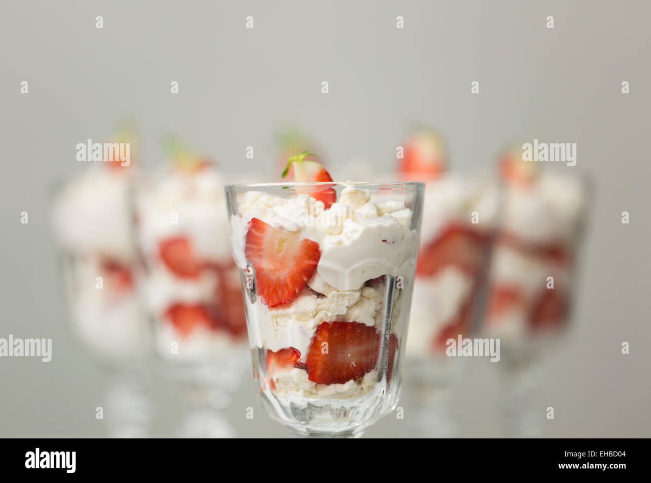 Serie a Eton Mess, un inglese tradizionale con il dessert di fragole, merengue e della crema di latte Foto Stock