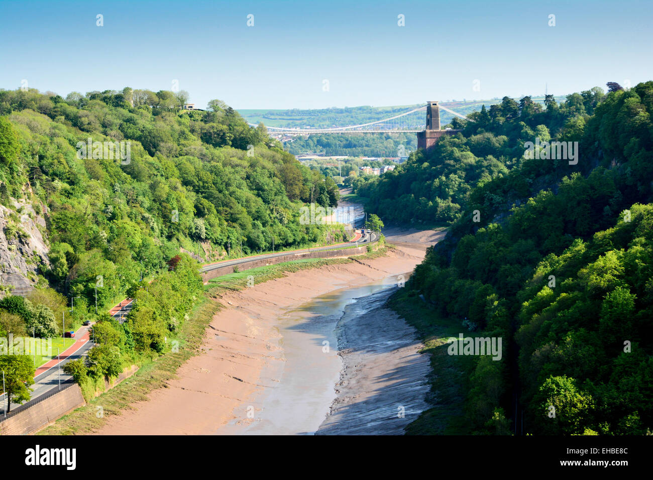 Vista su Bristol Avon Gorge e fiume durante la bassa marea è fuori con il ponte sospeso di Clifton in background Foto Stock
