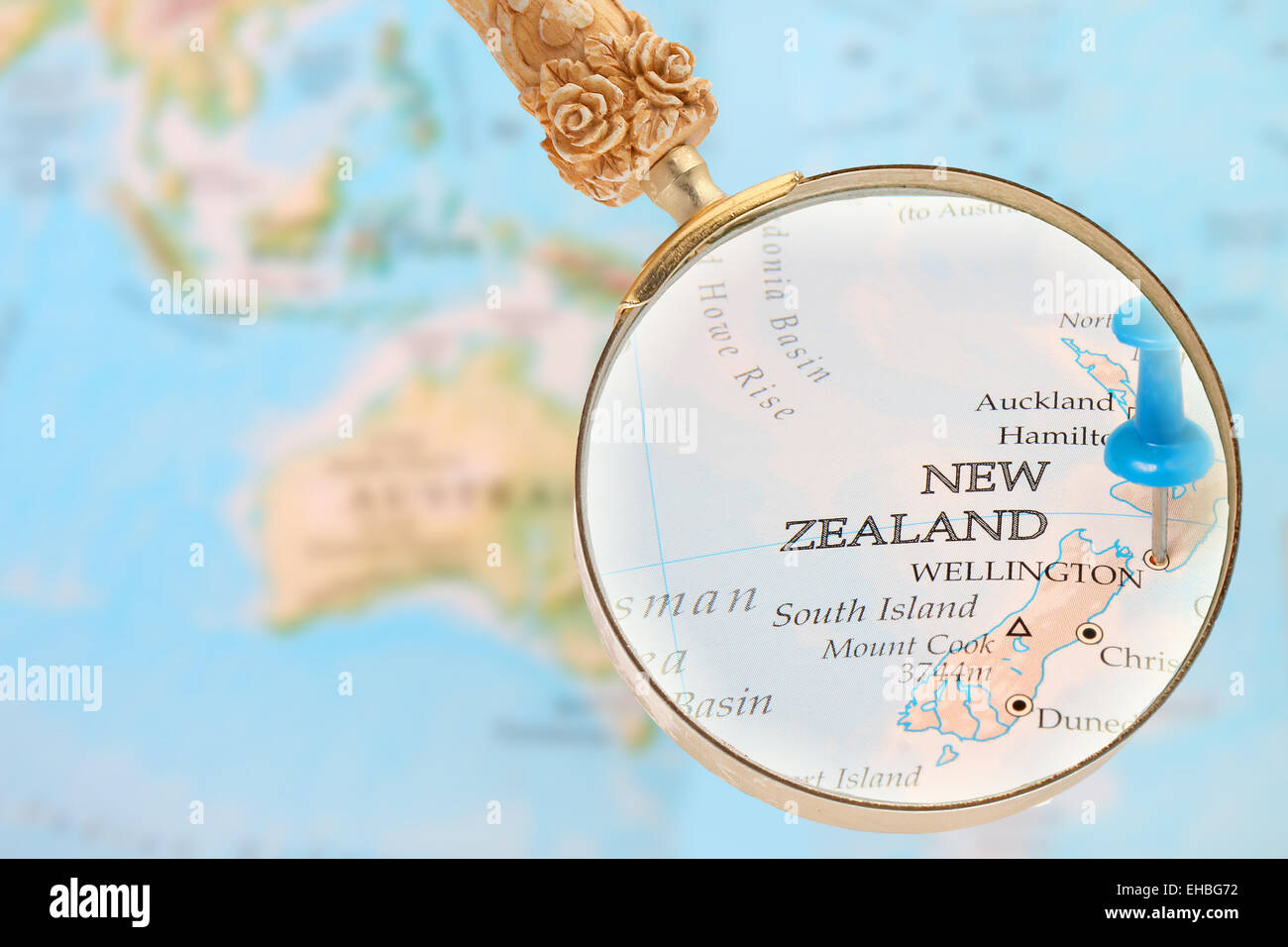 Blu Tack sulla mappa con lente di ingrandimento cercando in Wellington, Nuova Zelanda Foto Stock
