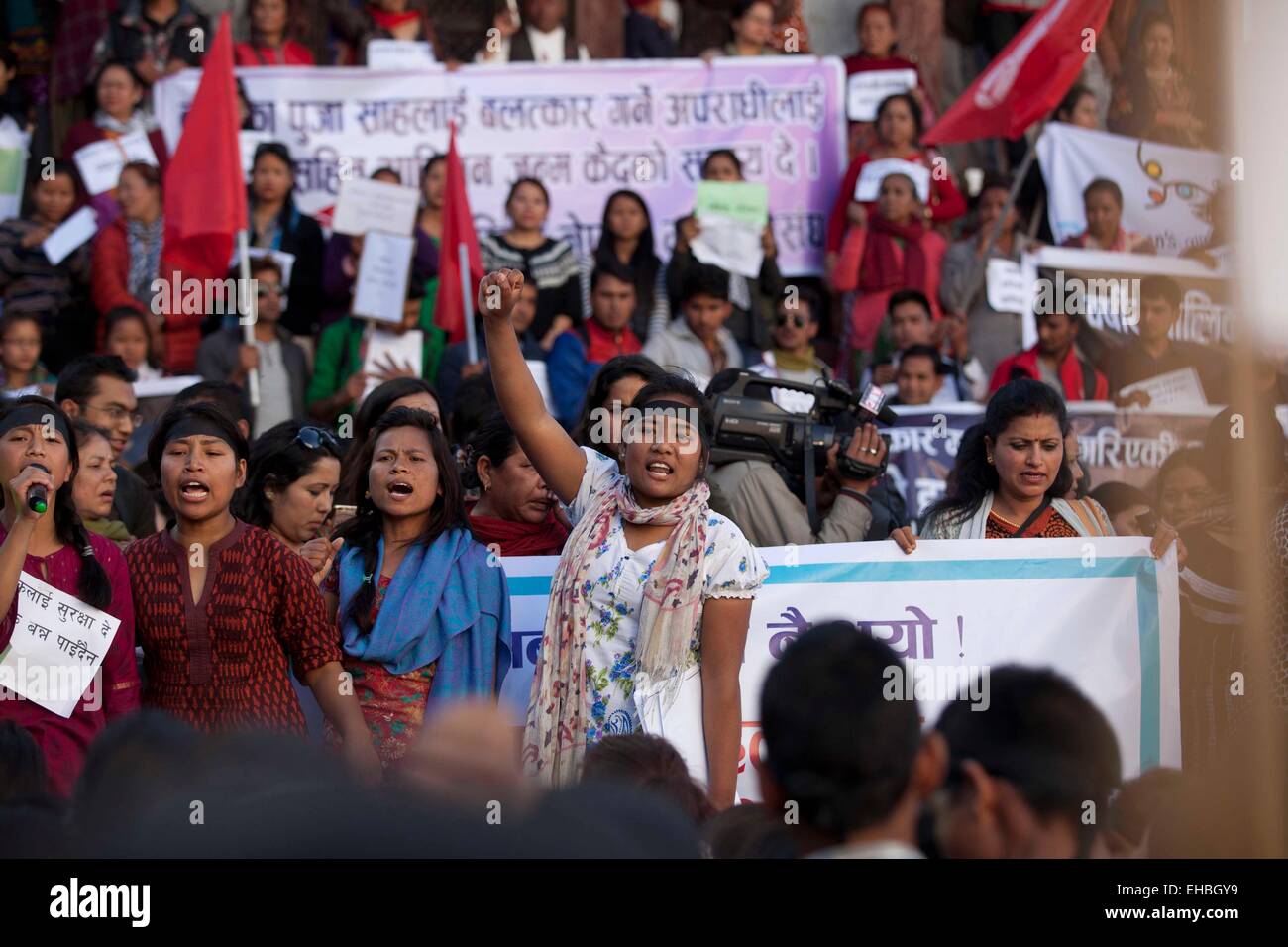 Kathmandu, Nepal. Undicesimo Mar, 2015. Le donne nepalesi gridare slogan durante una manifestazione di protesta contro la morte di un bambino di sei anni ragazza che secondo come riferito è stata violentata nel suo villaggio a pochi giorni fa a Kathmandu, Nepal, Marzo 11, 2015. Credito: Xinhua/Alamy Live News Foto Stock