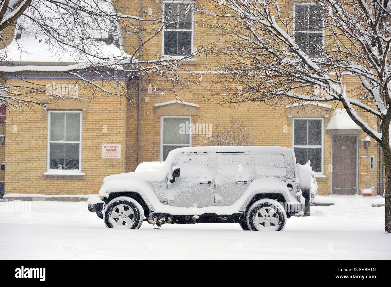 Un SUV parcheggiato coperto in inverno la neve in Canada. Foto Stock