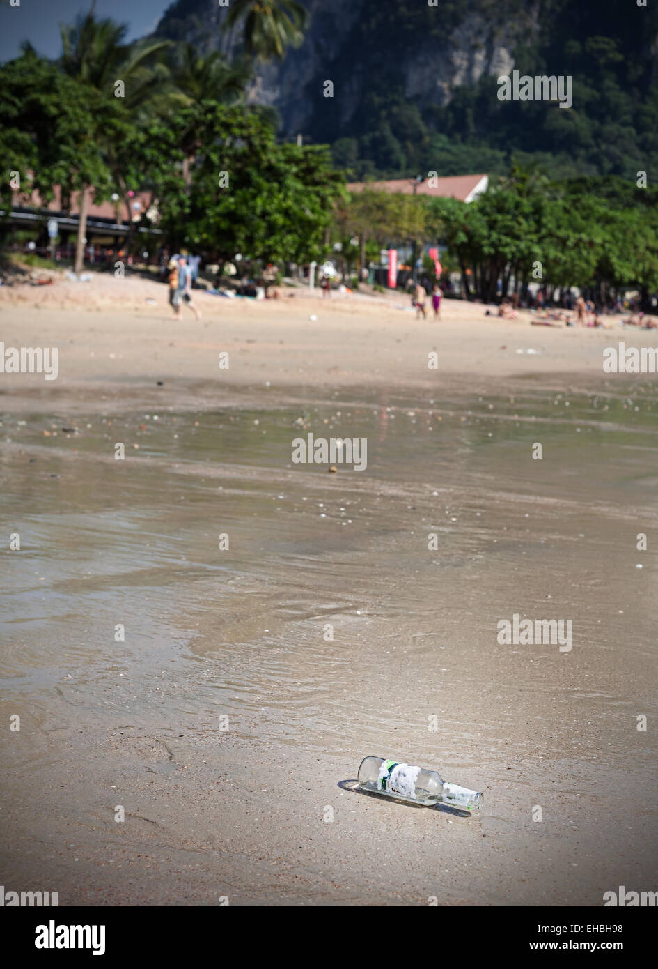 Bottiglia vuota su una spiaggia, turismo e ambiente concetto, profondità di campo. Foto Stock