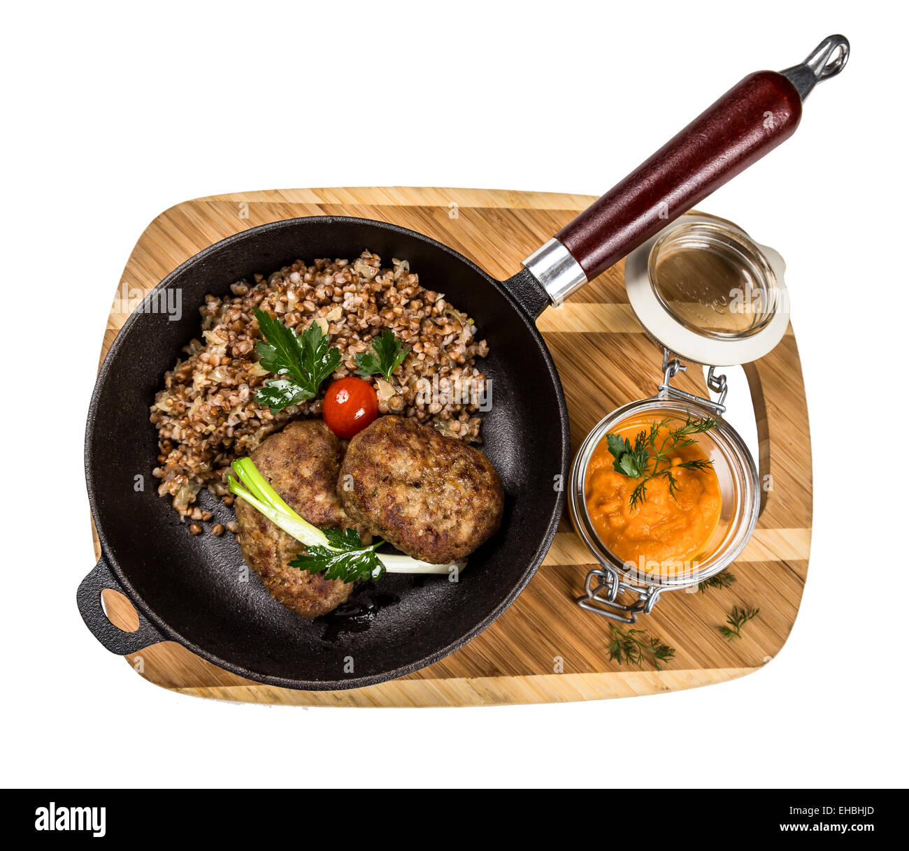 Ristorante piatto di servizio - Cotoletta con grano saraceno sulla tavola di legno su sfondo bianco Foto Stock