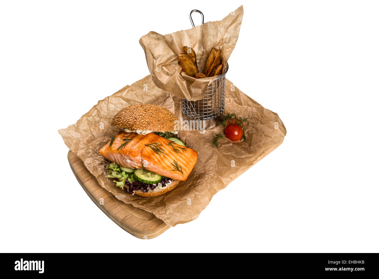 Ristorante piatto di servizio - burger con il salmone, la patata di frittura sulla tavola di legno Foto Stock