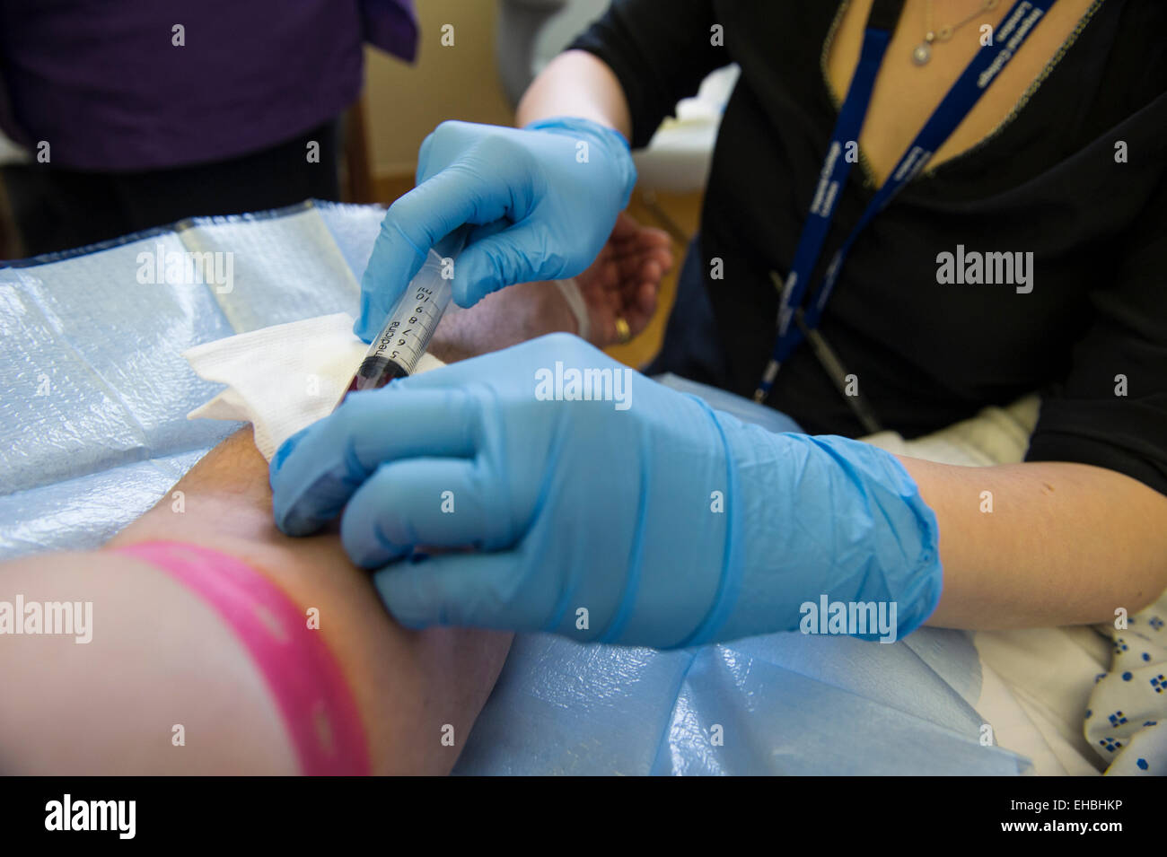 Un uomo ha un esame del sangue in un ospedale Foto Stock