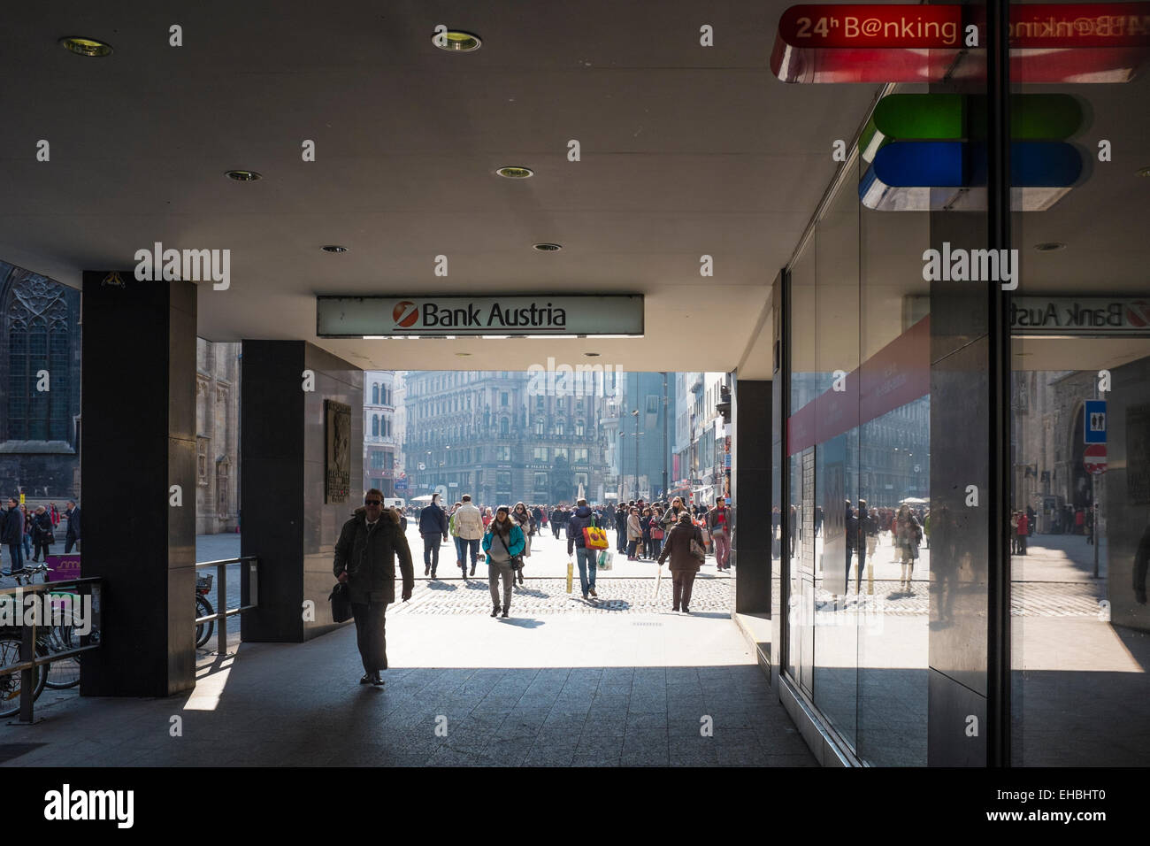 Stephansplatz, Vienna, Bank Austria Office, persone a piedi in una giornata di sole Foto Stock