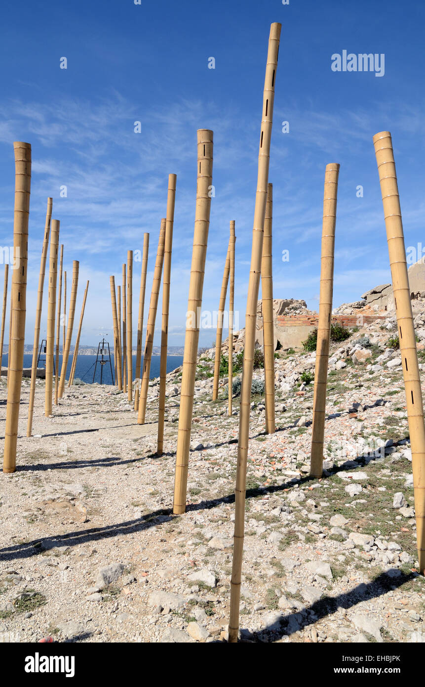 Strumento a fiato Musical poli di bambù o di arte musicale di installazione per catturare il suono del vento Les Goudes Marsiglia Francia Foto Stock