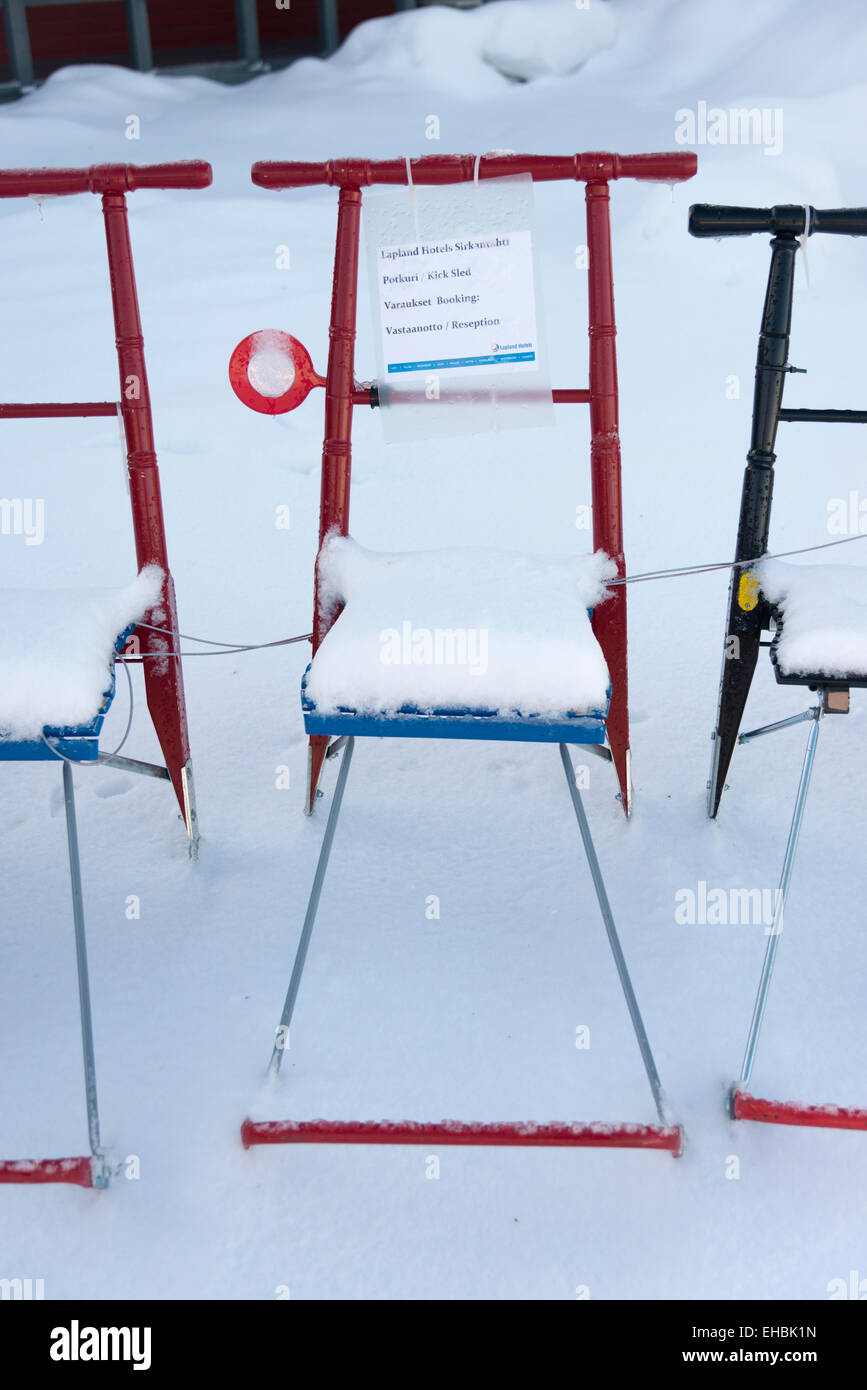 Kick slittini o slitte a noleggio a Levi in Lapponia Finlandia profonde nella neve Foto Stock