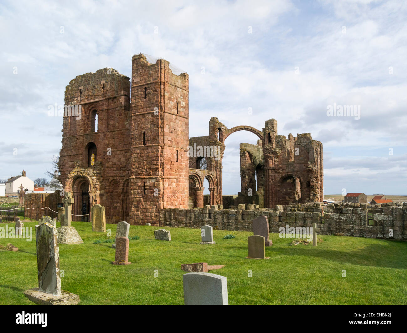 Rovine Lindisfarne Priory monastero fondato dal monaco irlandese San Aidan 634 Isola Santa Northumberland England Regno Unito Foto Stock