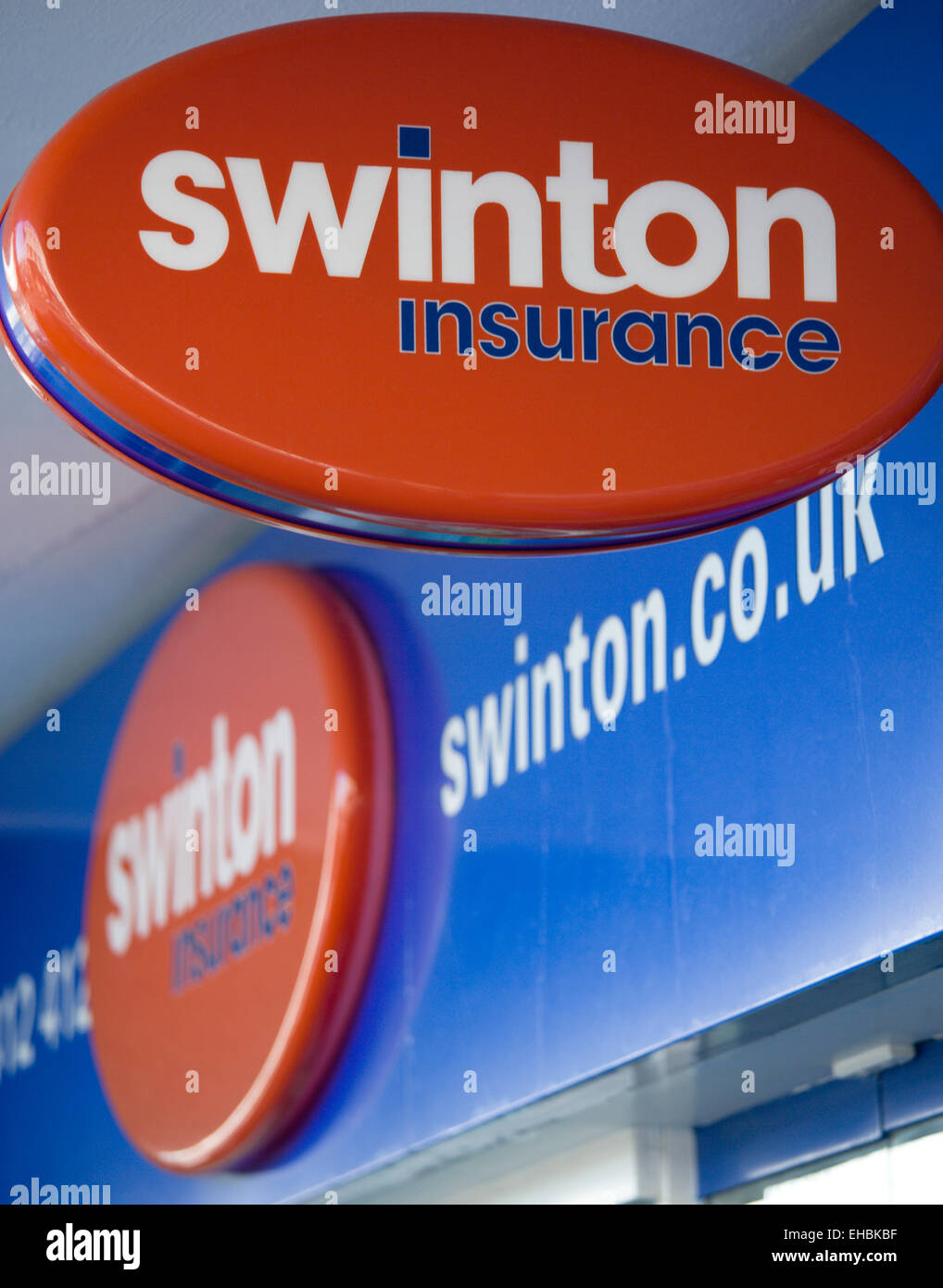 Economia, finanza, assicurazioni, Swinton Insurance segno e logo in un alto edificio di strada. Foto Stock