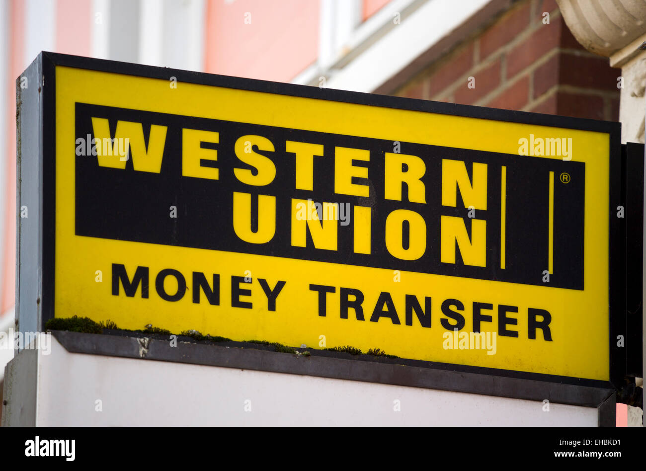 Economia, finanza, denaro, di trasferimento di denaro di Western Union segno su un negozio. Foto Stock