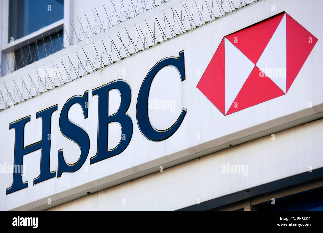 Business, Finanza banca HSBC Bank segno su un high street bank building con metallo piccione picchi di controllo al di sopra di esso. Foto Stock