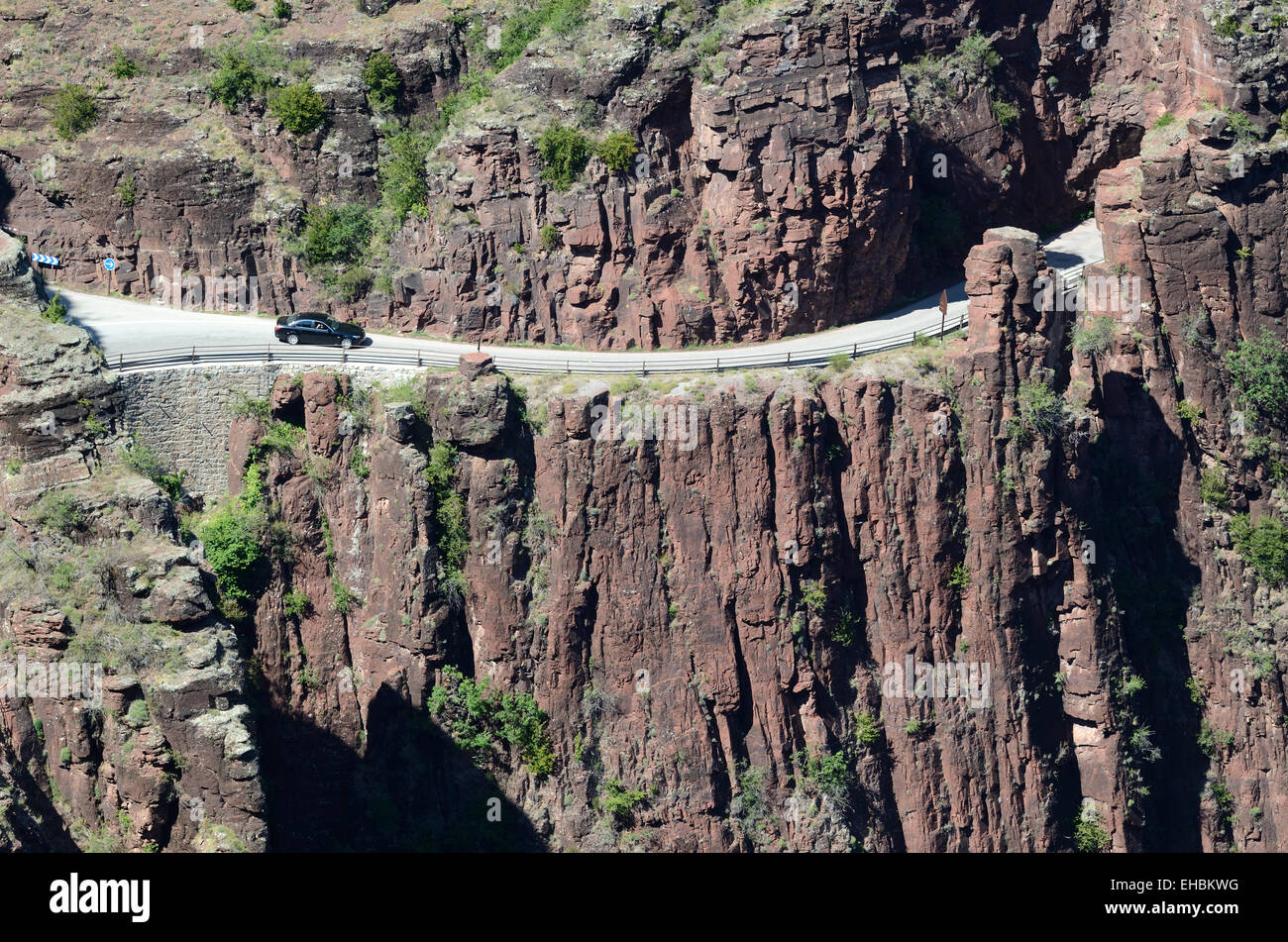 Auto guidando lungo Cliff Road. Scogliere e Cliff Road lungo la pietra arenaria Gorges de Daluis o Daluis Gorge Alpes-Maritime Francia Foto Stock
