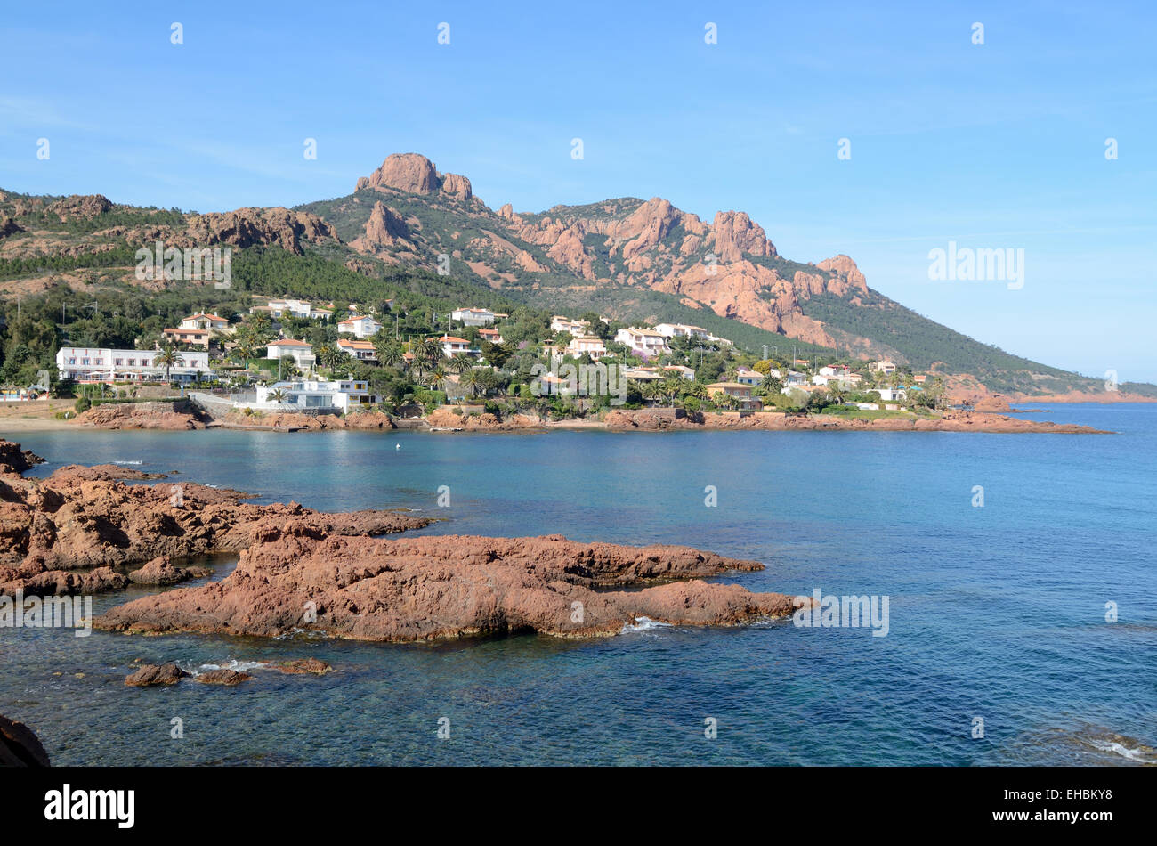 Anthéor & L'Esterel Massif e Rosso affioramenti di pietra di porfido rocce ignee lungo la Costa mediterranea Costa Azzurra Costa Azzurra Francia Foto Stock