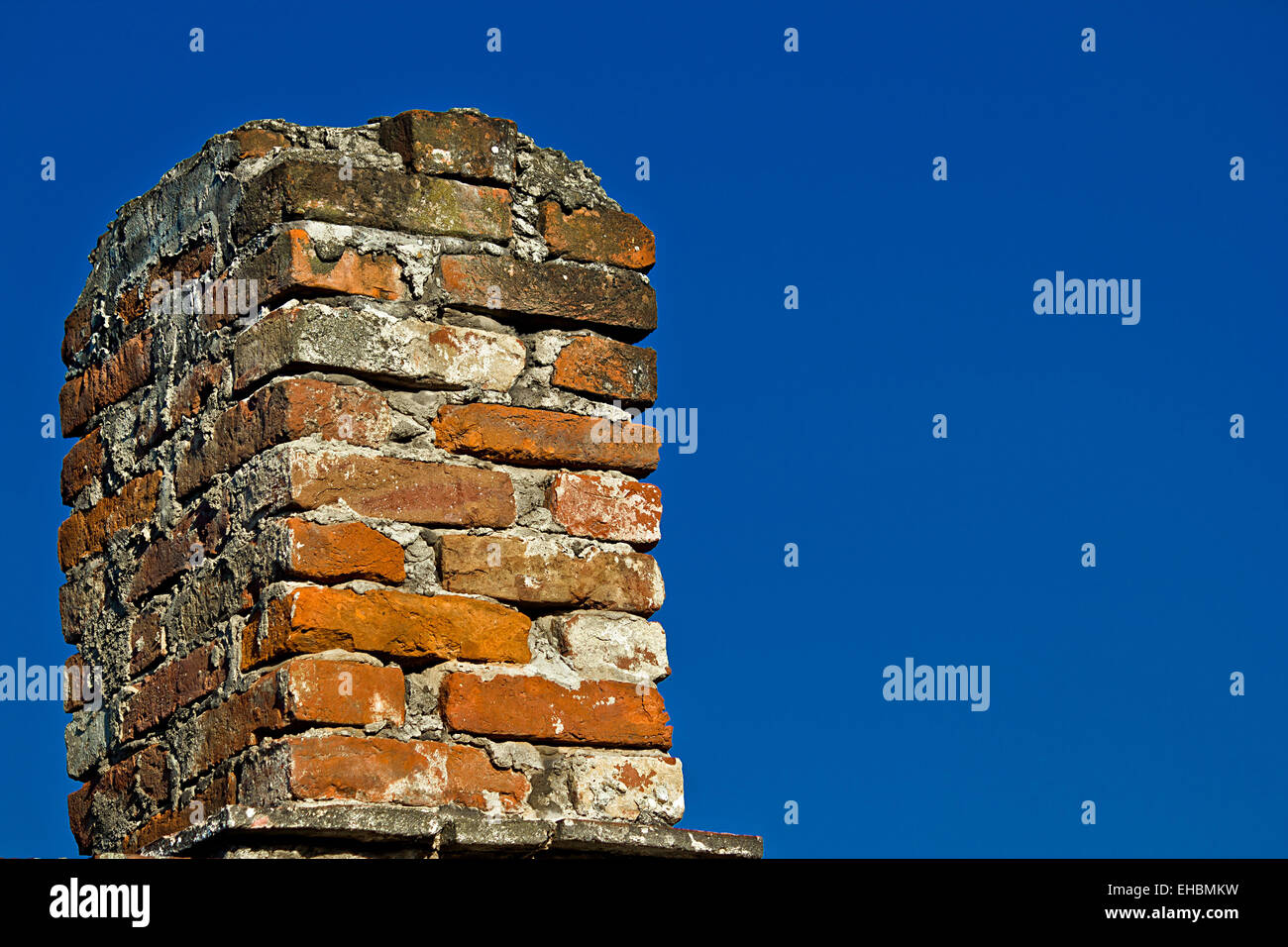 Vecchia ciminiera in mattoni e cielo blu Foto Stock