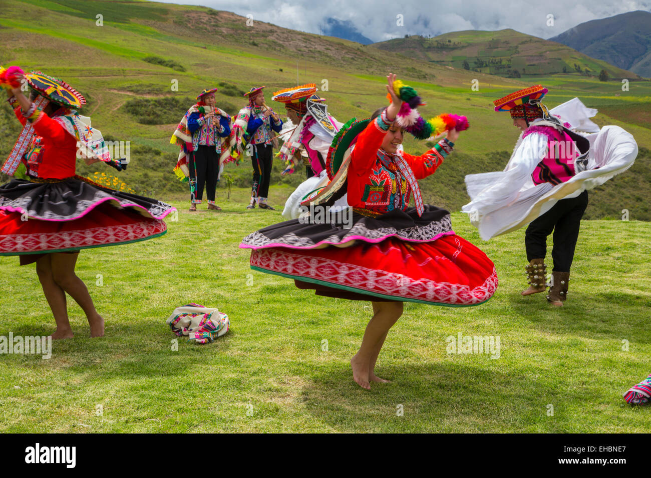 Inca tradizionale di ballerini in costume, terrazze Inca di Moray, Cusco Regione, Provincia di Urubamba, Machupicchu distretto, Perù Foto Stock