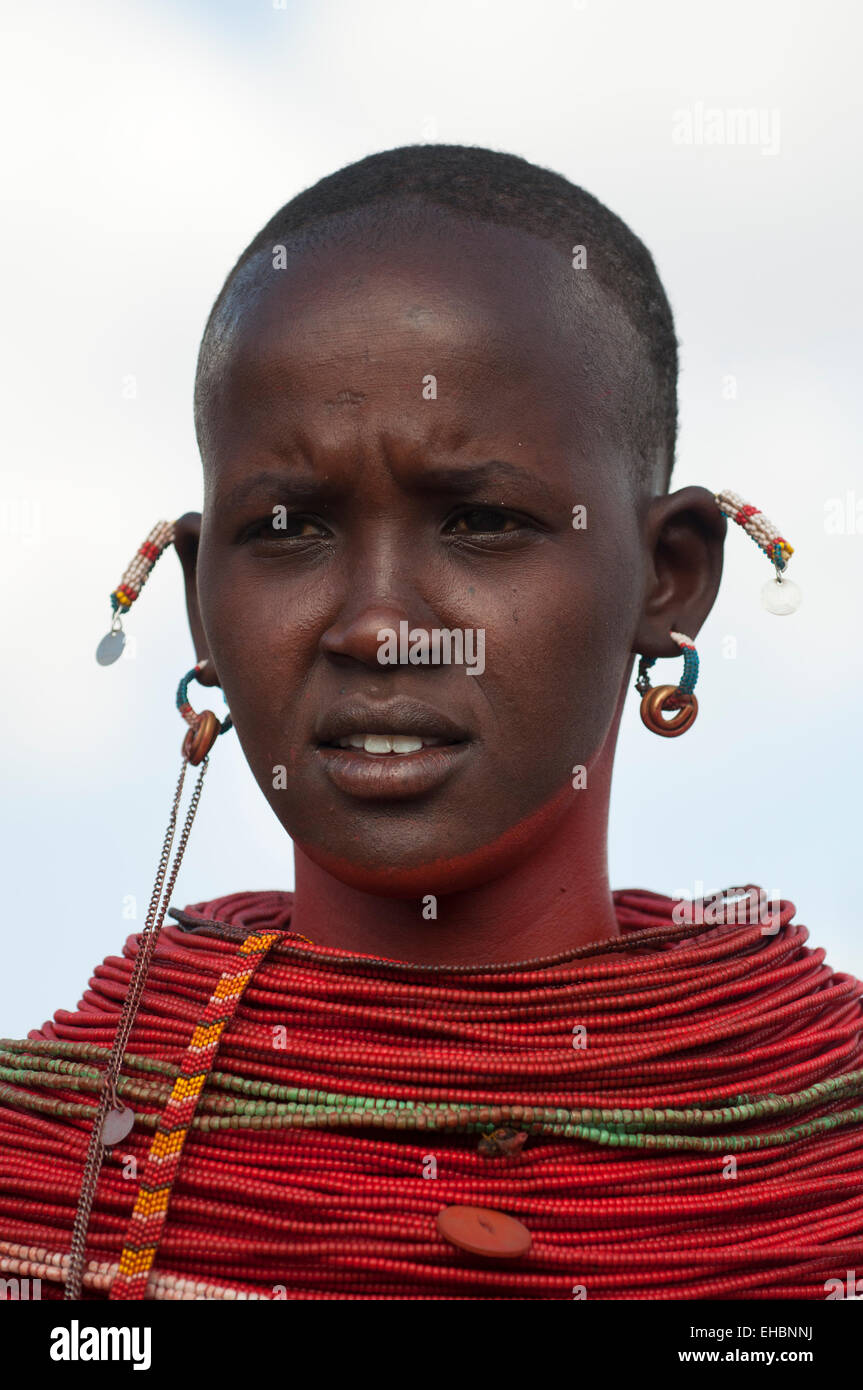 Un samburu giovane donna sposata con massicce di perline collane ed orecchini, Archer area post, Kenya Foto Stock