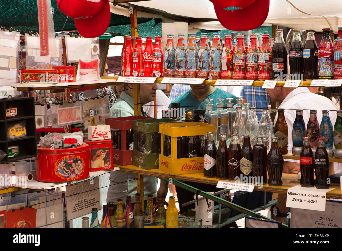 Argentina, Buenos Aires, San Telmo domenica street market, antichi coca cola bottiglia in stallo Foto Stock