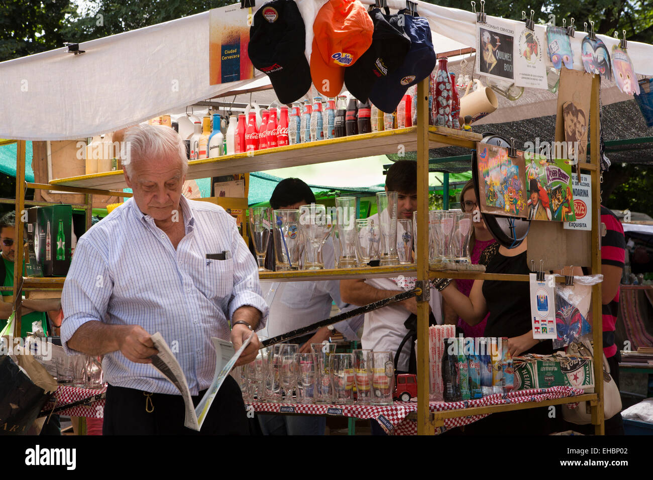 Argentina, Buenos Aires, San Telmo domenica street market, stallholder quotidiano di lettura Foto Stock