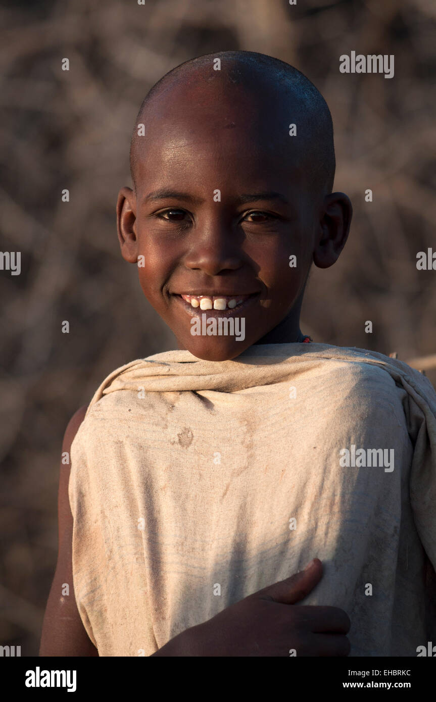 Sorridente Samburu bambino con un panno bianco, Archer area Post, Kenya Foto Stock