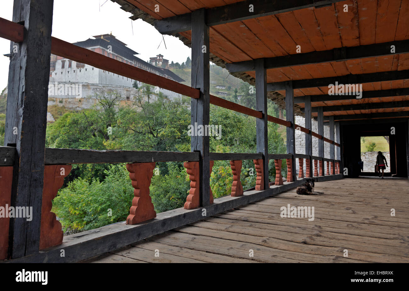 Il Bhutan - Il Nyamai Zam, un ponte coperto oltre il fiume di Paro collegando il Paro Dzong e la città di Paro. Foto Stock