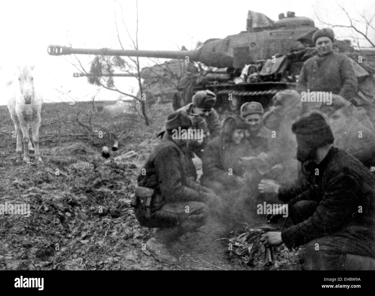 Serbatoio sovietica equipaggi prendere una pausa vicino a Stralsund, Pomerania nel 1944 Foto Stock