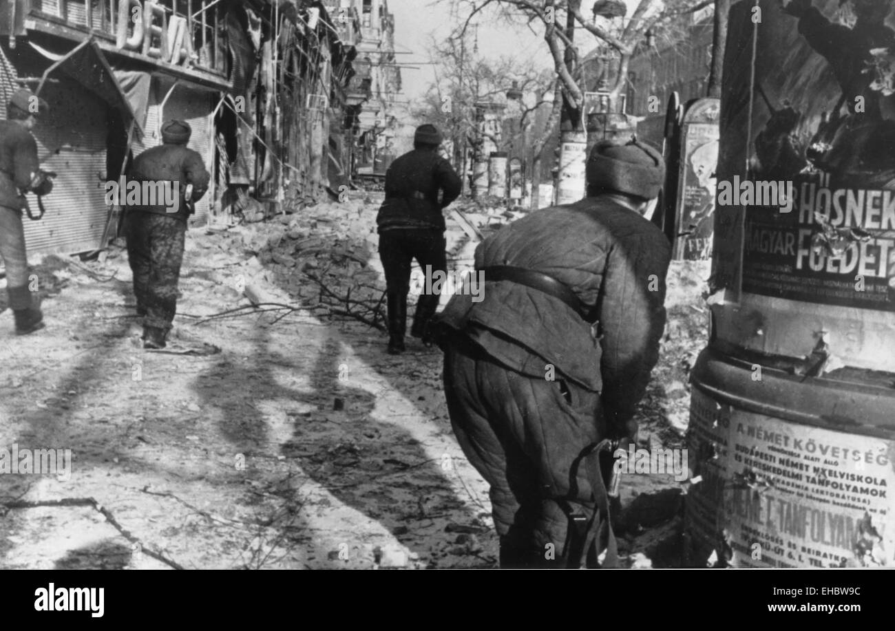 Le truppe sovietiche warily avanzare lungo una strada di Budapest nel 1945 Foto Stock