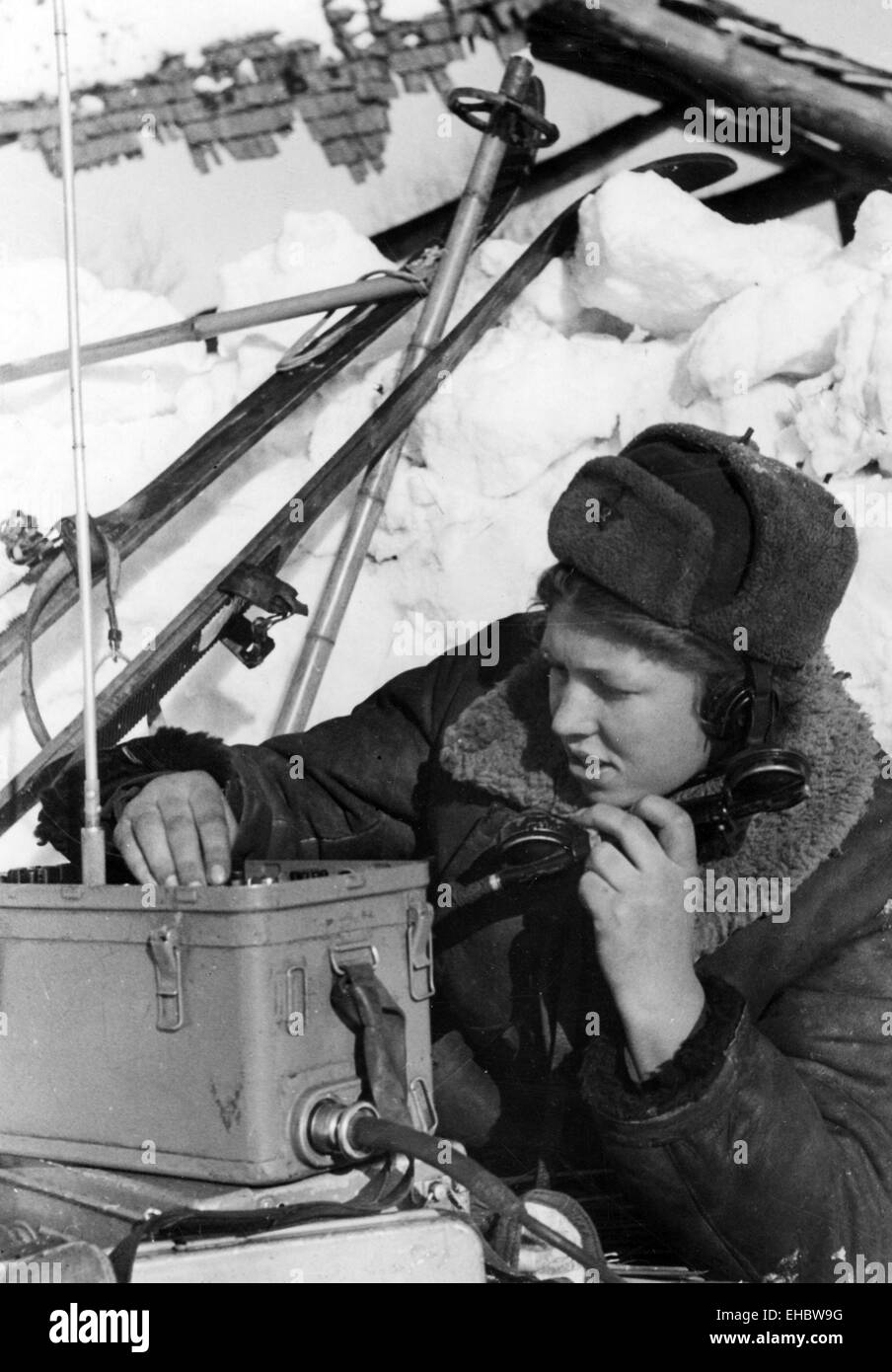 Donna operatore radio Ludmille Plakshe con Red Army Arctic warfare unità circa 1943 Foto Stock