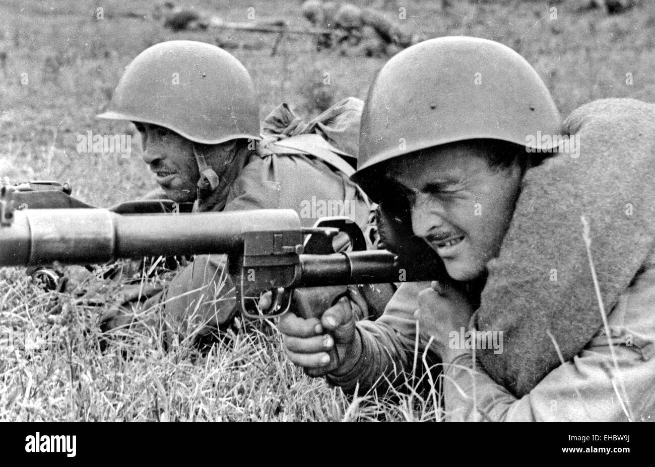 Rosso soldati dell esercito nel Caucaso del Nord circa 1944. Che indossano il problema standard SSh-40 Stalshlyem acciaio casco. Foto Stock