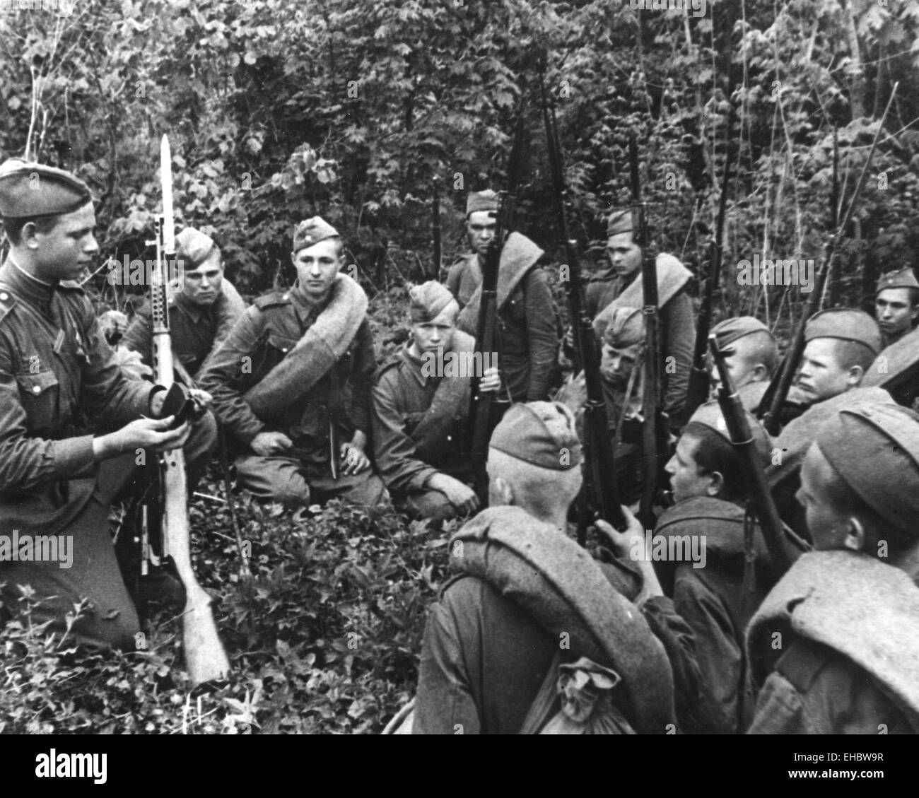 RED Army Sniper sotto formazione circa 1943 Foto Stock