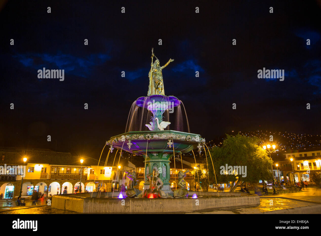 Statua di Pachacuti, Plaza de Armas, Cusco, Provincia di Urubamba, Perù, fouantain Foto Stock