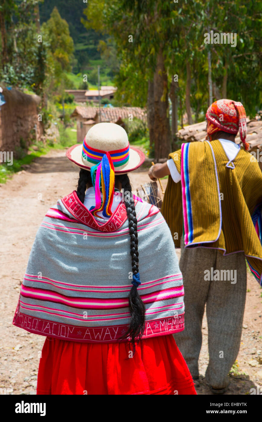 Il quechua donna abito tradizionale, Misminay village, La Valle Sacra, Cusco Regione, Provincia di Urubamba, Machupicchu distretto, Perù Foto Stock