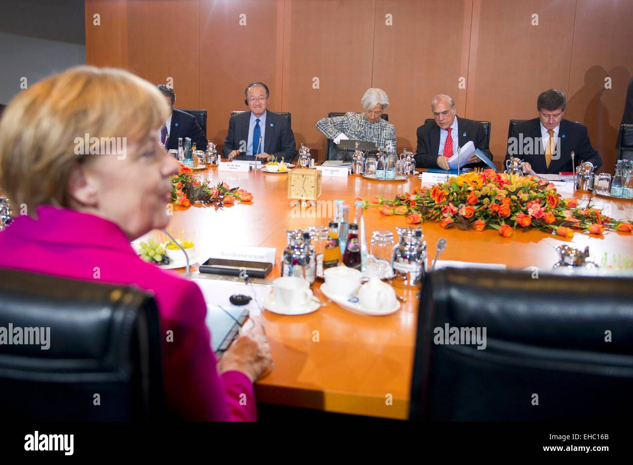 Il cancelliere tedesco Angela Merkel (CDU, FRONT L) si siede insieme all Organizzazione mondiale del commercio (OMC) Direttore Generale Roberto Azevedo, presidente della Banca Mondiale Jim Yong Kim, Direttore del Fondo monetario internazionale (FMI) Christine Lagarde, Angel Gurria, Segretario Generale dell'Organizzazione per la cooperazione e lo sviluppo economico (OCSE) e Guy Ryder, direttore generale dell'Organizzazione Internazionale del Lavoro (OIL) (sfondo L-R) durante una riunione con i responsabili della politica economica e delle istituzioni finanziarie, presso la cancelleria di Berlino, Germania, 11 marzo 2015. Foto: STEFANIE LOOS/dpa Foto Stock
