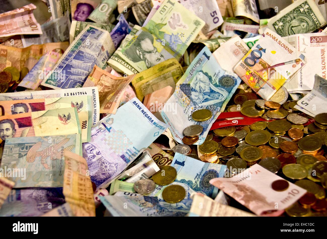 Mondo valute diverse monete e carta moneta. Foto Stock