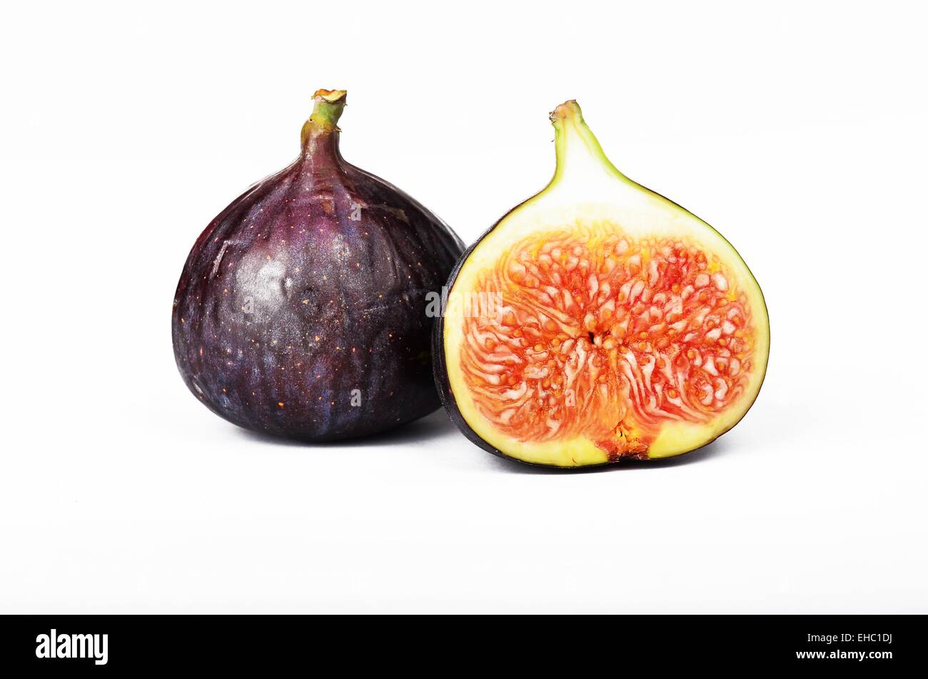 Fig a fette di frutta isolato su sfondo bianco Foto Stock