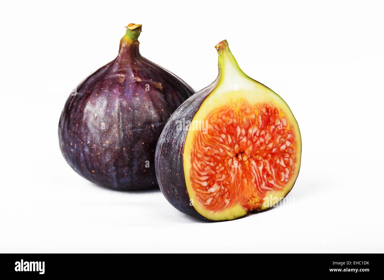Fig a fette di frutta isolato su sfondo bianco Foto Stock