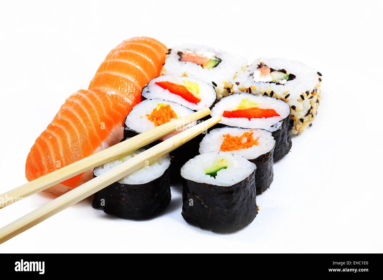 Pasto di sushi varietà con bastoncini cinesi accanto a loro Foto Stock