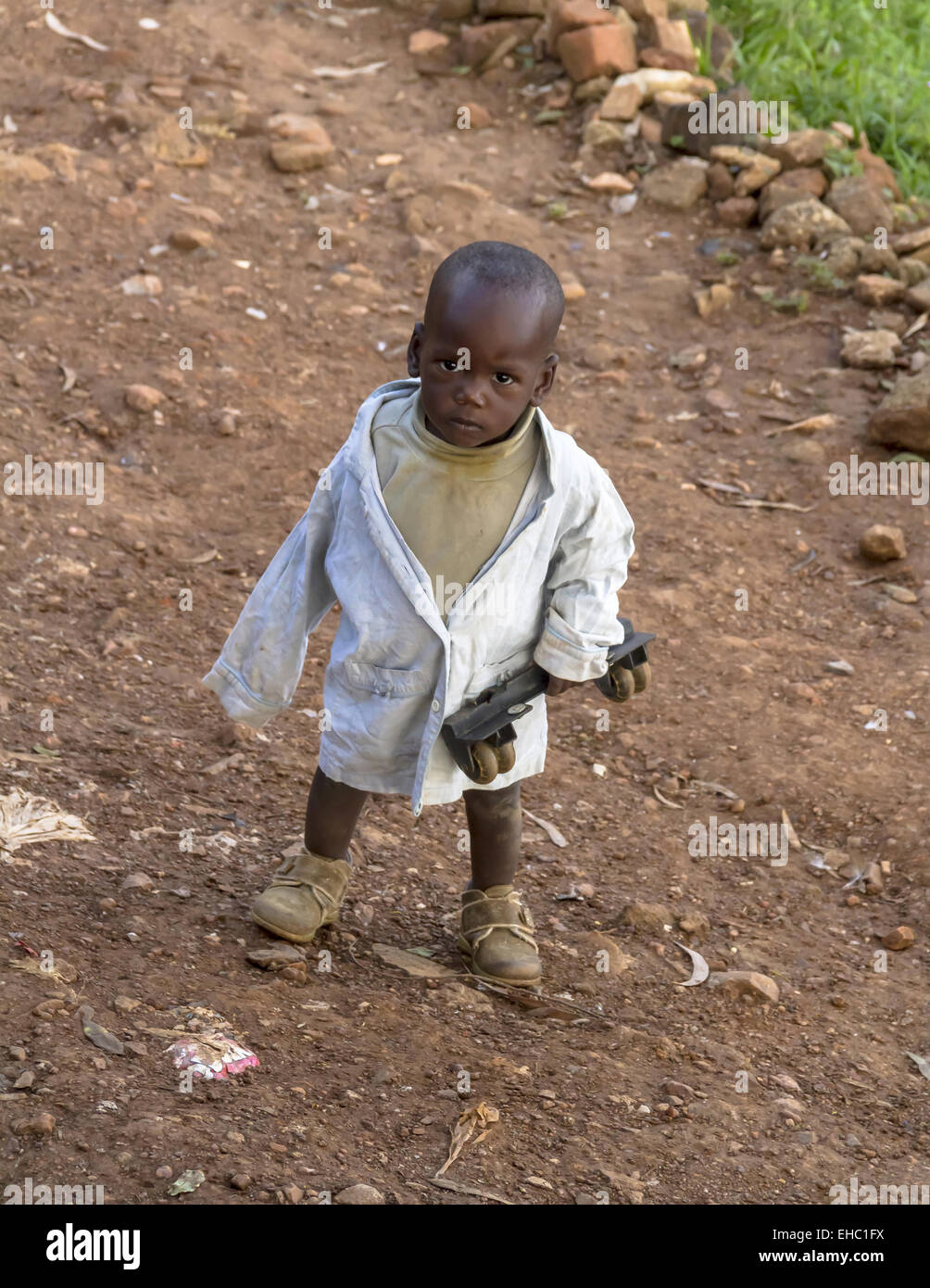 A Kigali, Ruanda - Novembre 14, 2013: bambino non identificato in una strada a Kigali il 14 novembre 2013, Kingali, Ruanda Foto Stock