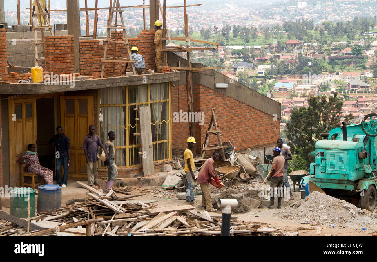 A Kigali, Ruanda - Novembre 14, 2013: Uomini non identificati al lavoro per la costruzione di un edificio di Kigali Foto Stock