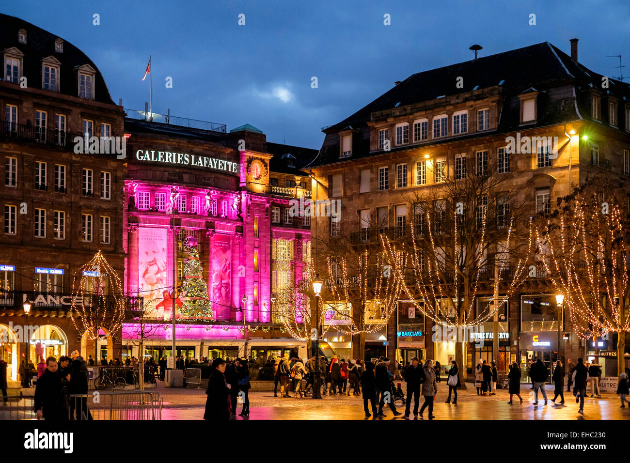 Place Kleber square e illuminato Galeries Lafayette a tempo di Natale Strasburgo Alsace Francia Europa Foto Stock