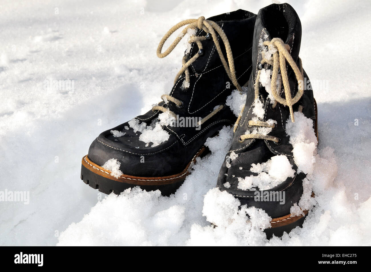 Scarpe da trekking in inverno sulla neve Foto Stock