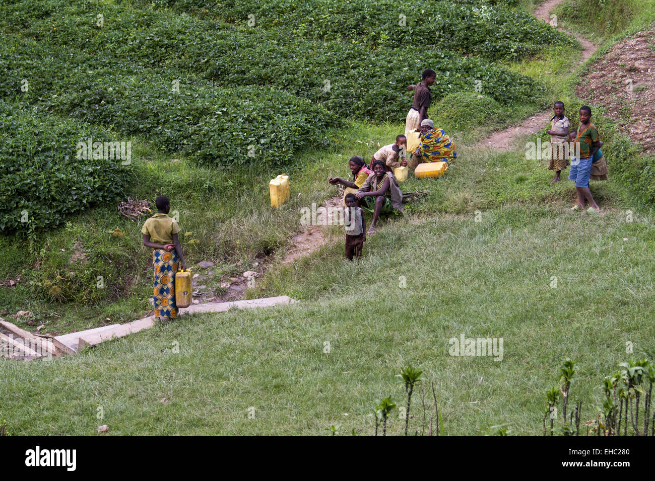 RULINDO, Ruanda - Novembre 14, 2013: africani non identificato le persone in attesa di riempire i contenitori di acqua in Rulindo Foto Stock