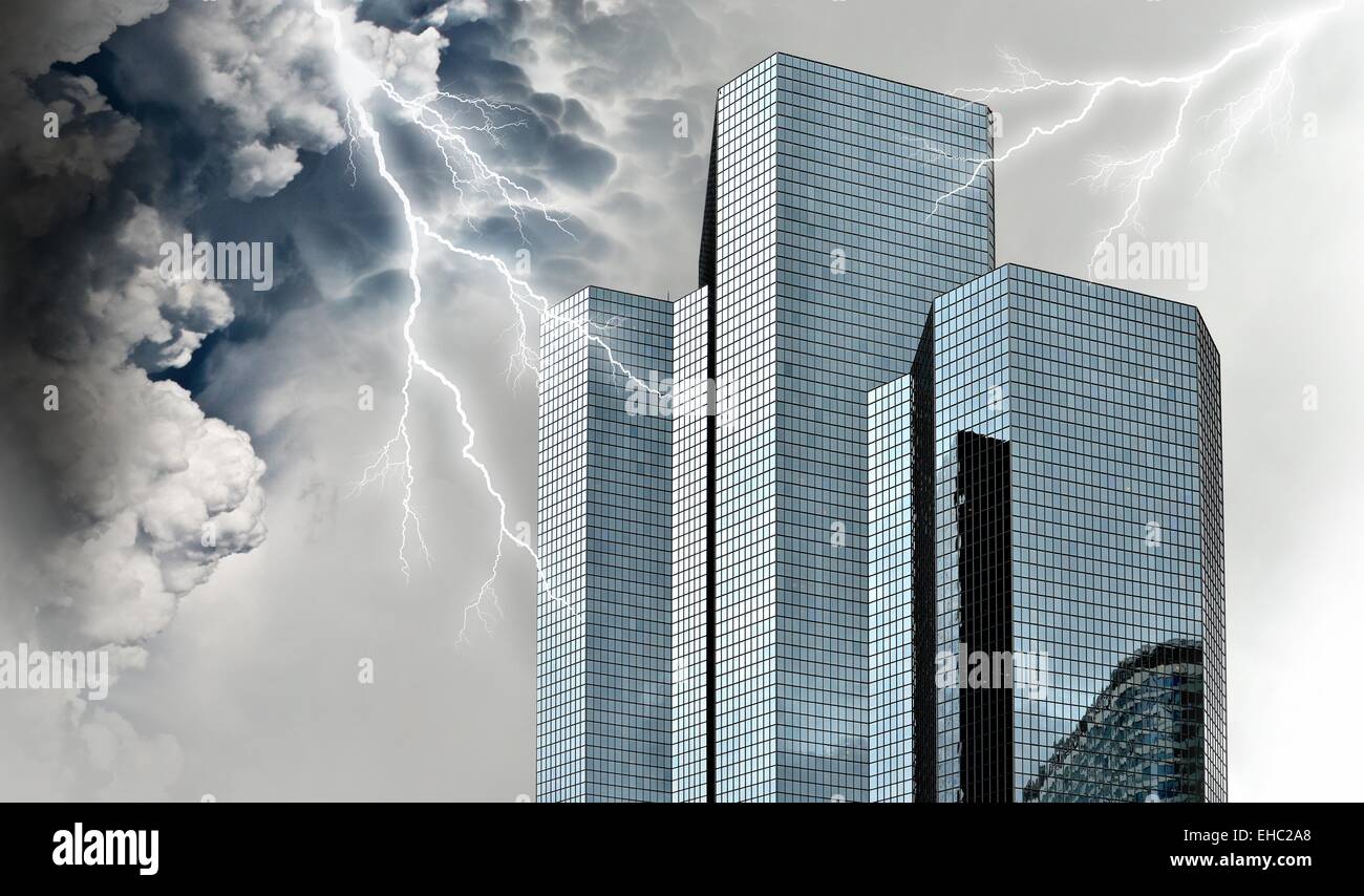 Crisi economica e finanziaria concetto con il gigante tempesta su edifici finanziari. Foto Stock