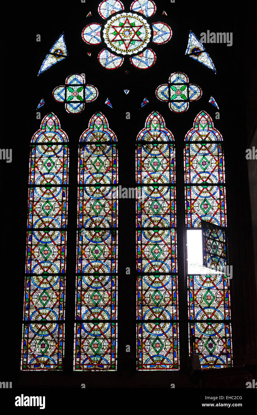 Un pannello è stato aperto in una delle magnifiche vetrate di Nôtre Dame de Paris. Foto Stock
