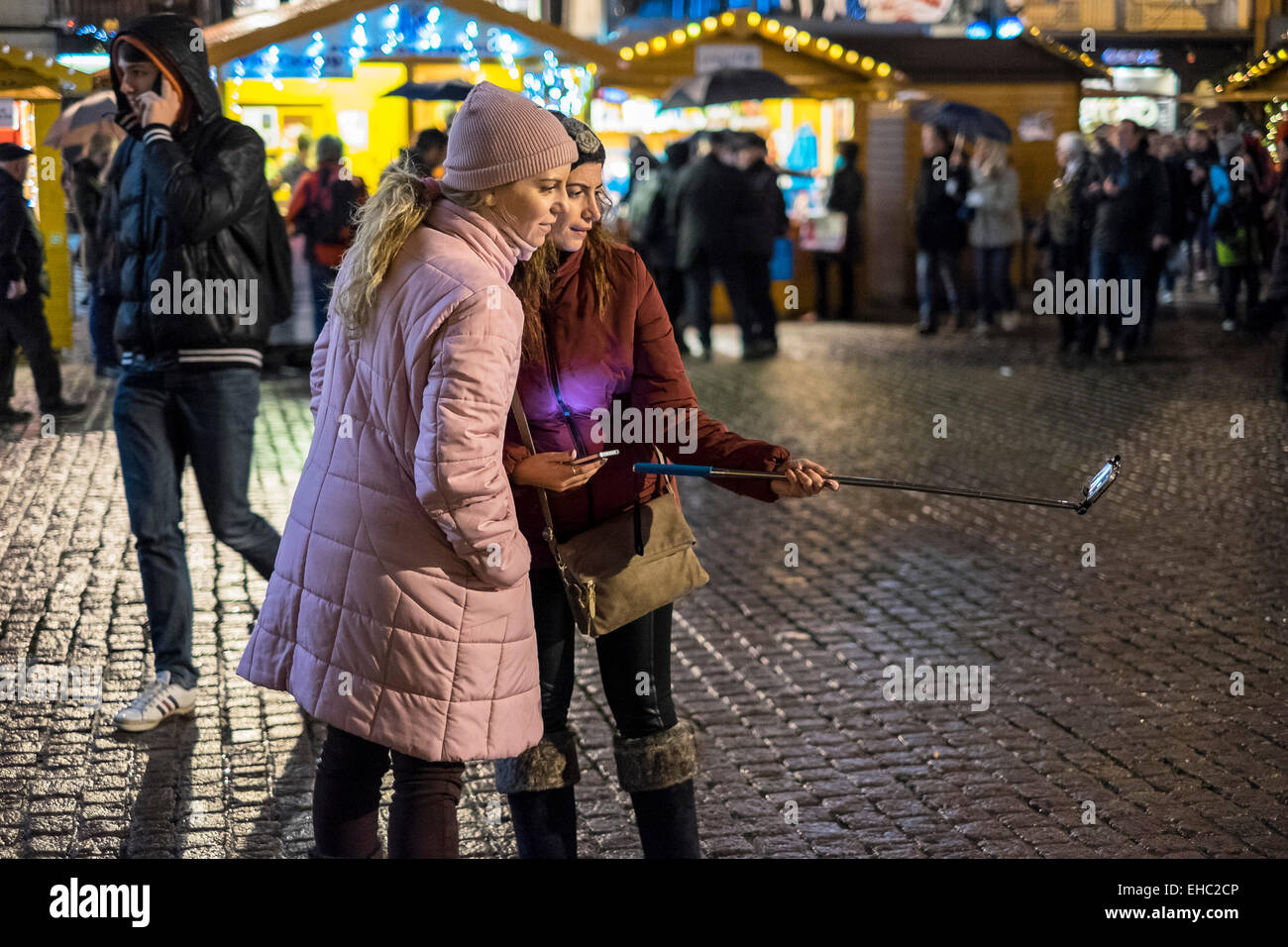 Due ragazze prendendo un immagine selfie al mercatino di Natale di Strasburgo, Alsazia, Francia, Europa Foto Stock