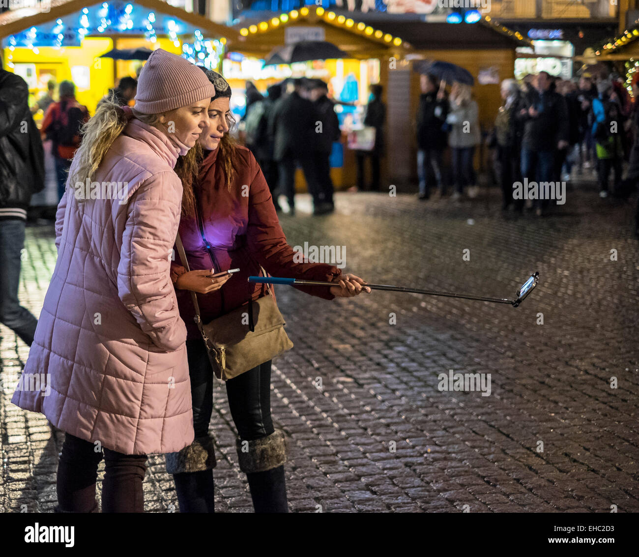 Due ragazze che scattano un selfie al mercatino di Natale, notte, Strasburgo, Alsazia, Francia, Europa Foto Stock
