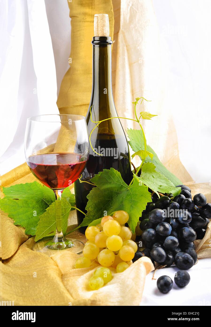 Vino e uva Setup con bottiglie di vino e uva Foto Stock